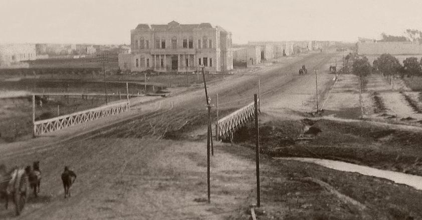 Palacio Municipal y arroyo